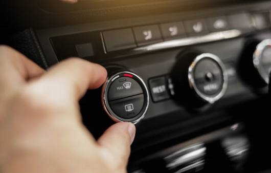 Fuites de climatisation de voiture : Ce que vous devez savoir pour rester au frais sur la route